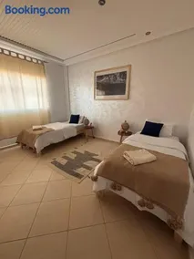 Apartment with pool next to the ocean - Image 2