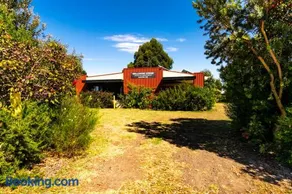 Bellarine Lodge Sleeps 30 - Image 2