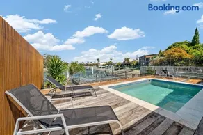 Waterfront house with pool and AC, sleep up to 11 guests - Image 1