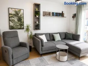Zentrale 2-Zimmer-Wohnung mit Balkon & Parkplatz - Image 1