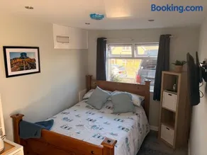 Y Cwtch A beautiful annexe adjoining a family home, ready for your Tenby break - Image 1
