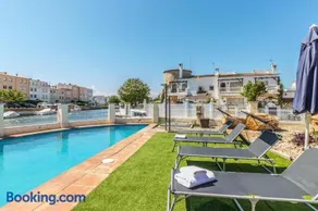 5 BEDROOMS, 3 BATHROOMS, 15M MOORING, PRIVATE POOl - Image 2