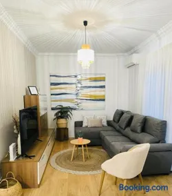 Cozy apartment with pool, parking and sea view - Image 2