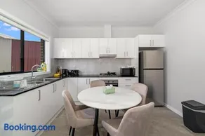 Cosy & Modern 2BDR Granny Flat - Image 4