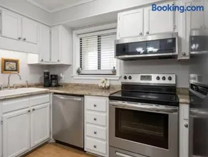 Amenities and beach access! - Image 4