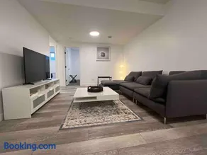 2BR Suite, Private Entry, Full Kitchen, Washer & Dryer, Free Parking, Smart TV with Netflix, High-Speed Wi-Fi, Self Check-In, Near Banff National Park - Image 1