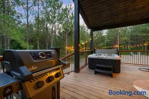 New At Ease Honeymoon Cabin Hot Tub Romantic - Image 4