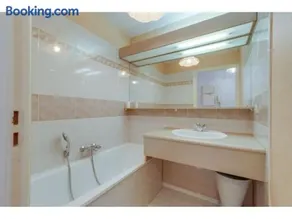 Appartement Studio Cabine à Fréjus, Piscine, Plage à 500m, Clim, Parking, Terrasse, 4 Couchages - Image 3