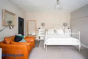Stunning Basement Flat in Central Location - Image 2