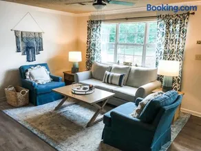 Cute Bleu Bison House -Sleeps 8 1 Block From HU - Image 1