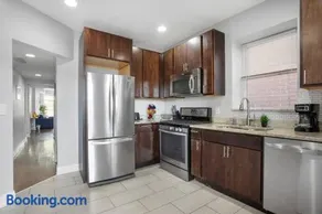 Game Day Getaway - 3BR in Vibrant Wrigleyville - Image 1