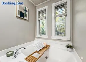 King Bed! Soaking tub! Fenced Yard w Screen Patio - Image 3