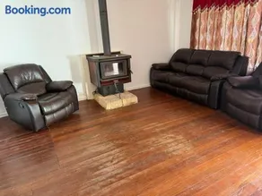 Comfortable 4 bedroom house - Image 5