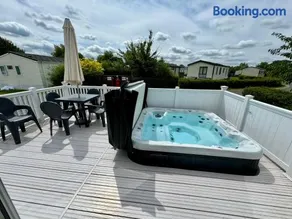 Paws Lodge, Hot Tub, Pet Friendly - Image 1