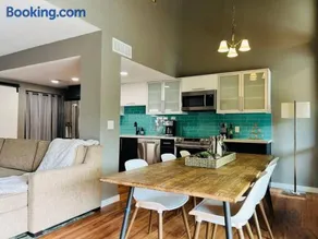 Lakeside Modern Retreat in Tempe - Image 2