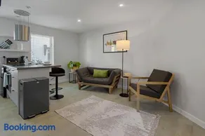 Exeter Escape Apartment- Short Stays UK Ltd - Image 3