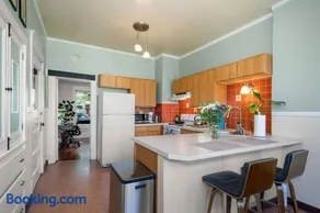 Chic Vintage Vibes Stylish Stay Near It All - Image 3