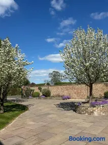 Courtyard House- Luxury Holiday House with floodlit Tennis court - Image 3