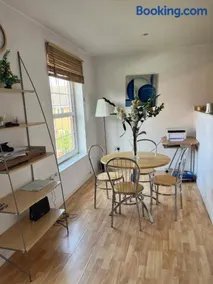 Chic Apartment - Image 5