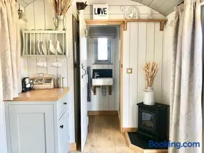 Luxury Shepherd Hut, Wiltshire, Amazing Vistas - Baacombe - Image 5