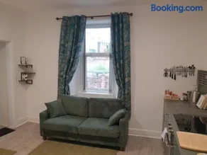 Modern Two-Bedroom Apartment Near River with Free Parking & WiFi - Image 5