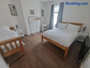 Leyland Town Centre Quiet Hub 2 bedroom 4 beds superfast WIFI free parking close to station and High Street - Image 5