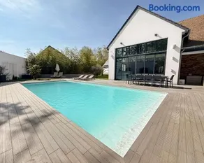 Villa haut de gamme avec Piscine, Bar et Cinéma - Image 2
