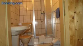 Twin room, shower, toilet, south - Image 4