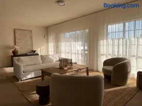 Interior Stylist's Country Unit - Image 2