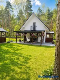 Domek w lesie blisko rzeki - Image 1