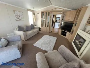 Meadow Lakes 76 - sleeps 6 with a bath - Golden Palm Resort - Meadow Lakes Caravan & Lodge Hire - Image 3