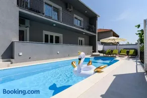 Villa Mihaela with private pool, jacuzzi and free secure parking - Image 4