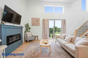 3-story home for 12 Near Ark with Hot Tub & Parking! - Image 3