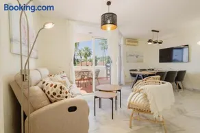 Penthouse with sunny terrace and sea views - Image 2