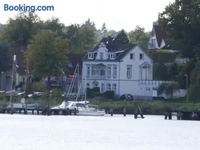 Wohnen am Seglerhafen mit Traveblick im Kontorhaus viele Extras - Image 1