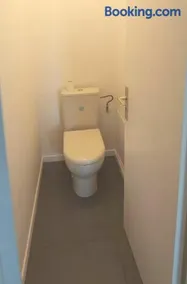 Cozy 2-Room Apartment, 10 min Walk to Tram for Geneva - Image 1