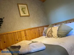 Cosy Wooden Shepherds Hut - Image 3
