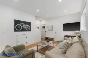 Modern House in Seattle - Image 2