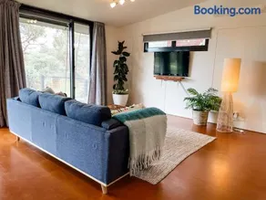 Tranquil Garden Studio with Stunning Lake Views - Image 2