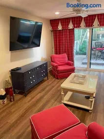 In the Heart of Harbour Town 2BR 2BA Pool Access Close to Beach - Image 1