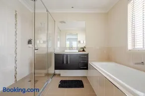 Victoria Point Private Residential Room with Private Bathroom - Image 3