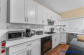 Totally Renovated 3Br Apartment - Image 2