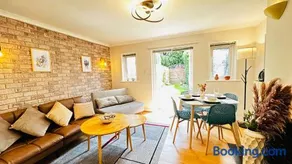 Inviting 2 Bed Guest House steps away from Ascot Racecourse 3 mins drive, 5 mins to Legoland, 12 mins to Windsor Castle Perfect for families & racegoers alike - Image 4