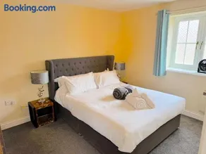 Cosy Sandringham Stay, Sleeps 3, Parking, Wi-Fi - Image 1