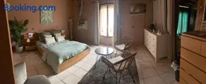 chambre salon indépendant, salle de bain wc privés, jardin privé, piscine partagée près d'un lac - Image 2