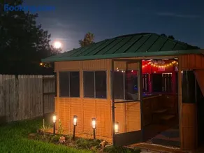 Maple House Backyard retreat W Hot Tub Near IAH - Image 1