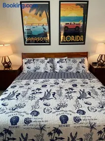 Heated Pool, Bunk Beds, King Bed, Huge TV, Marina, Tiki Bar - Image 3
