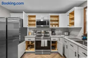 29 - Modern 5 Bedroom 2 Bath - Image 2