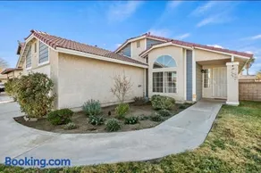 Spacious 3B 2BA Home with High Ceilings and Large Patio - Image 3