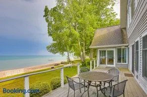 Getaway on Crystal Clear Lake Main and Guest House - Image 2